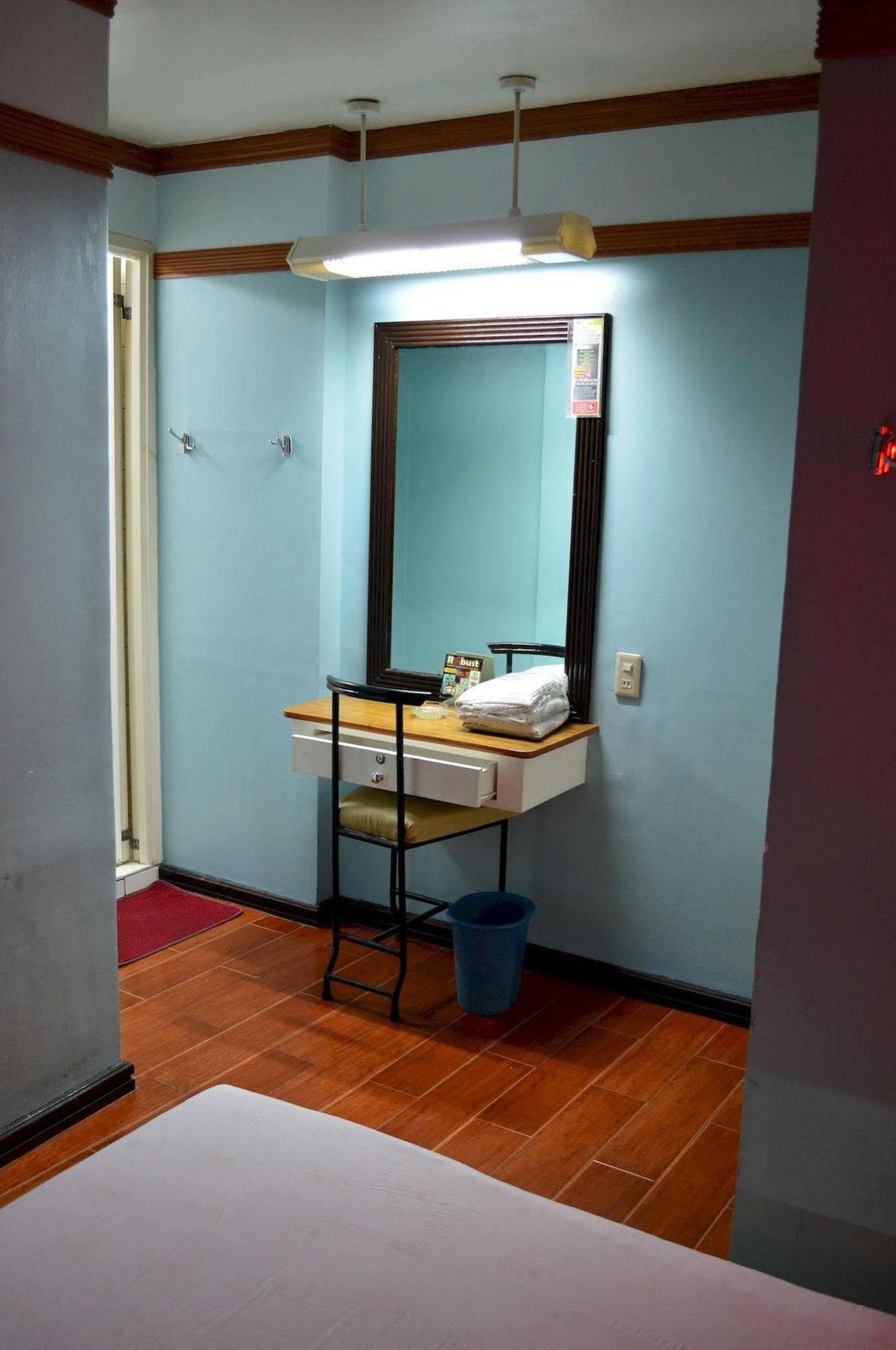 Hotel Sogo Edsa Caloocan Buitenkant foto
