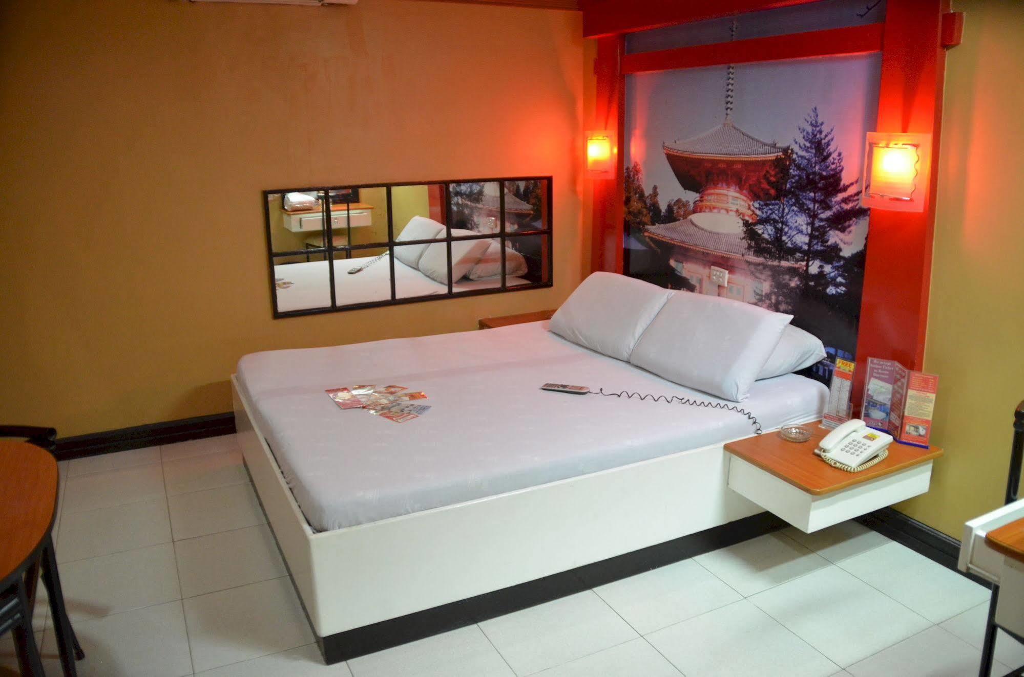 Hotel Sogo Edsa Caloocan Buitenkant foto