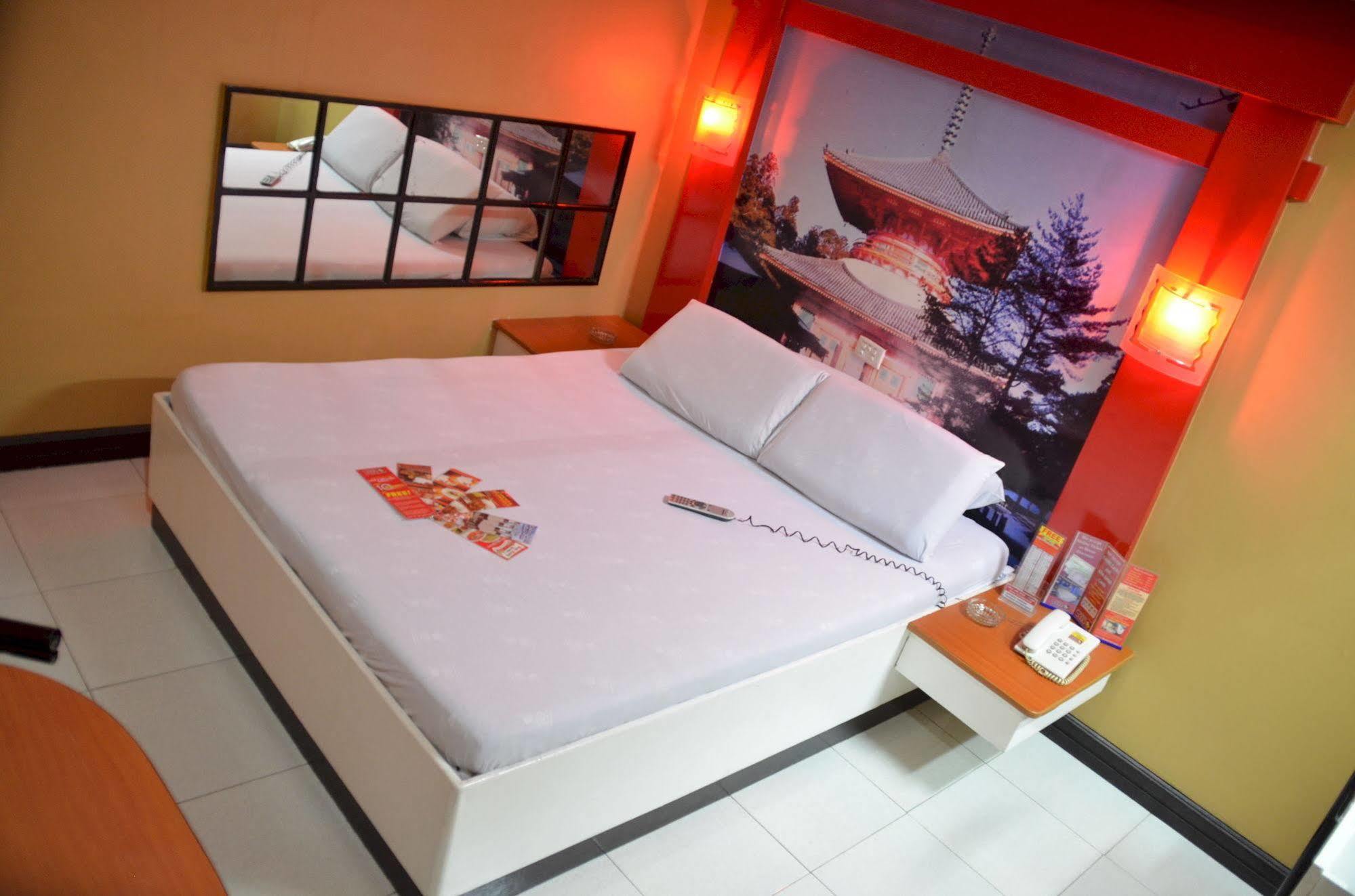 Hotel Sogo Edsa Caloocan Buitenkant foto