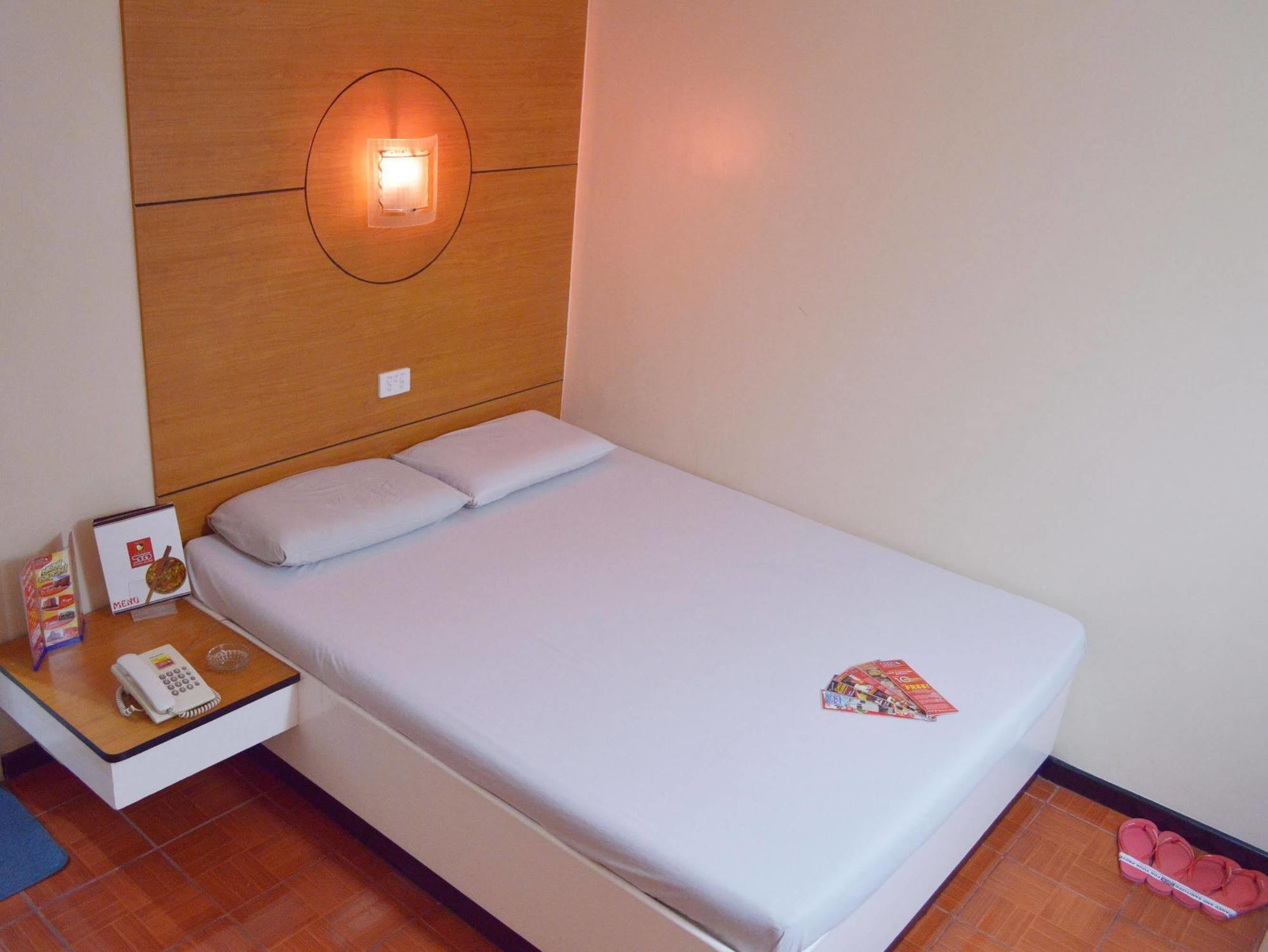 Hotel Sogo Edsa Caloocan Buitenkant foto