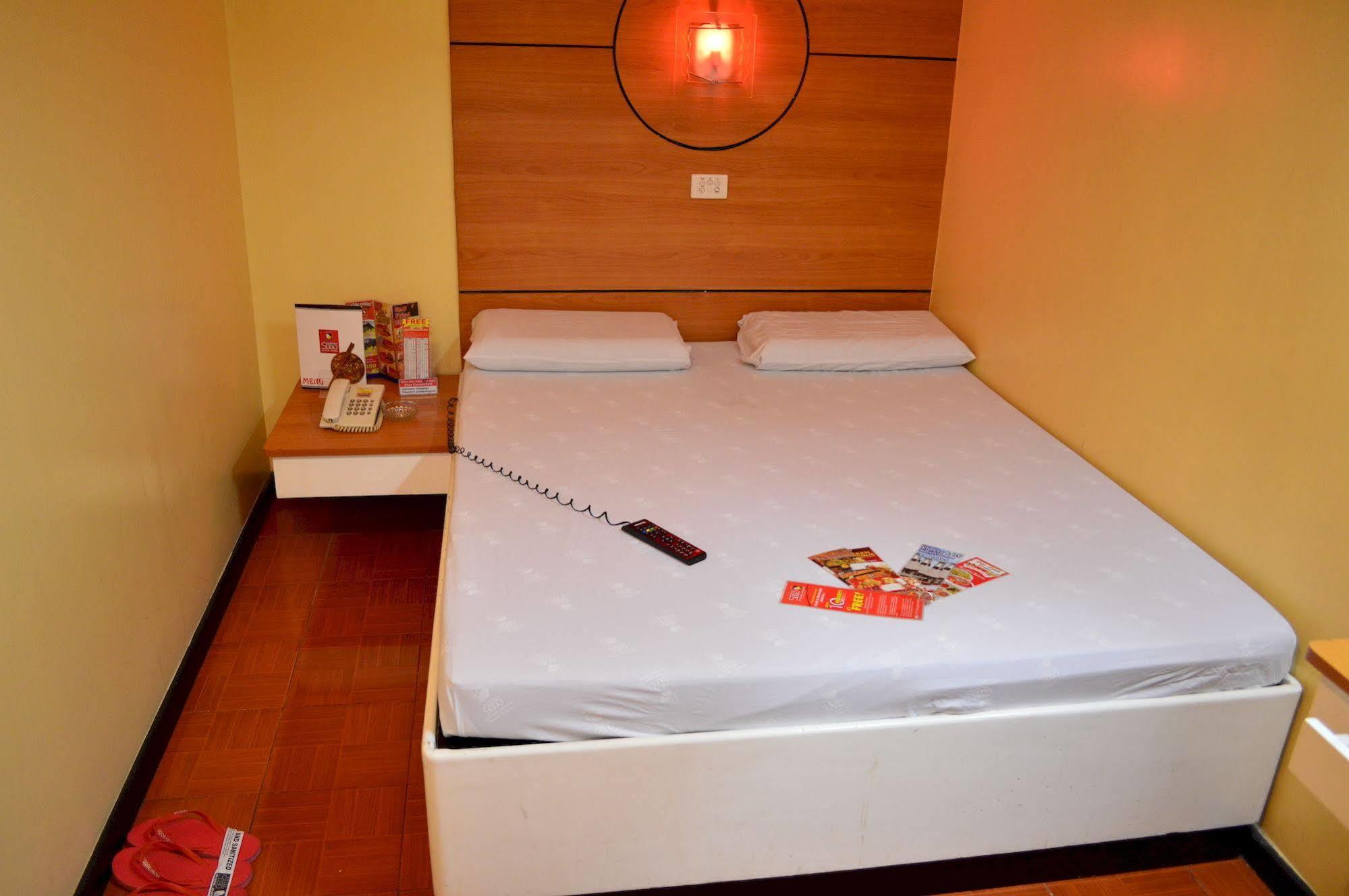 Hotel Sogo Edsa Caloocan Buitenkant foto
