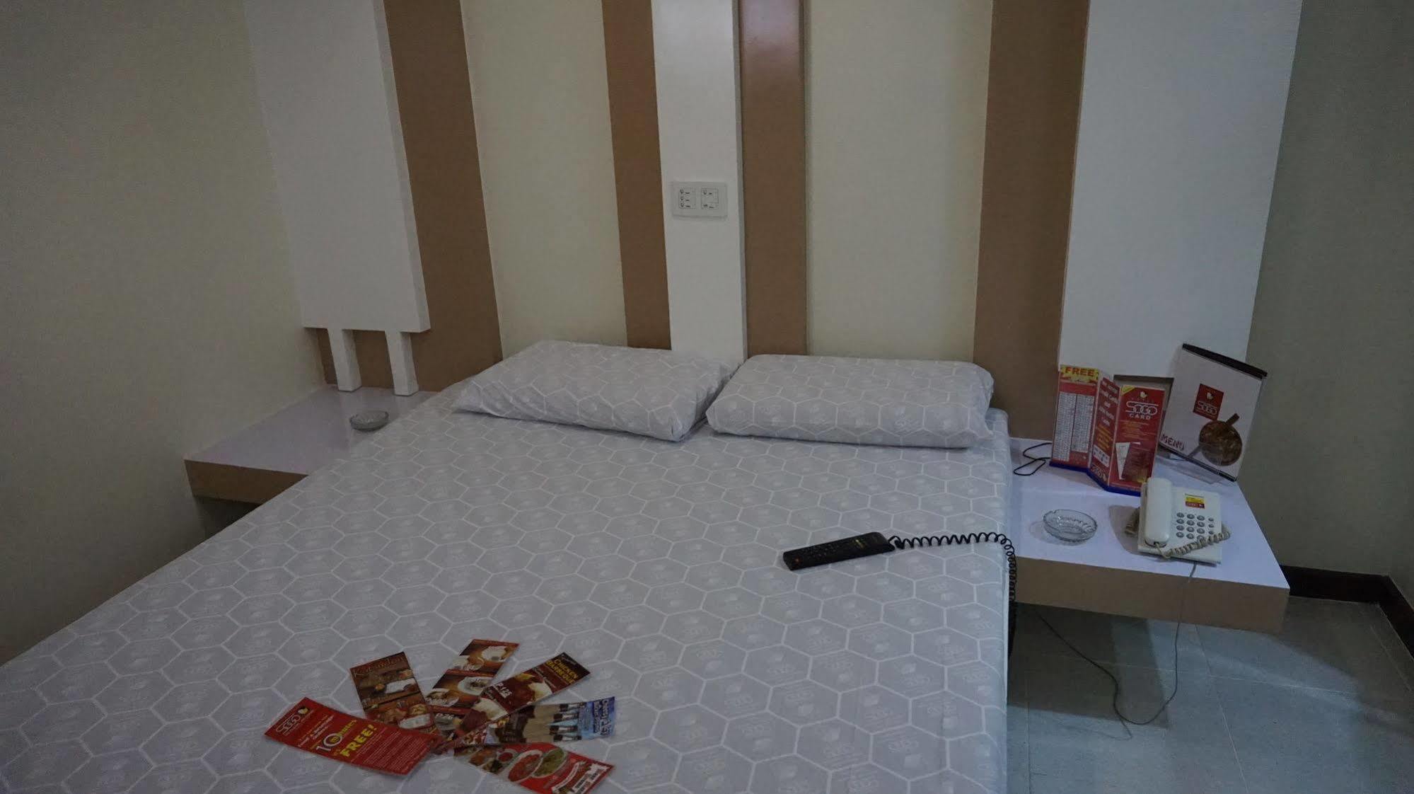 Hotel Sogo Edsa Caloocan Buitenkant foto